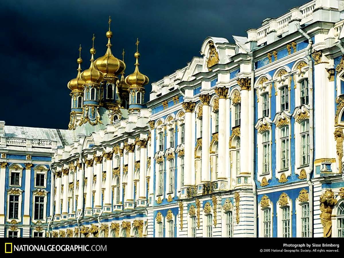 Grand bâtiment blanc et palais Catherine (Saint-Pétersbourg, Russie)