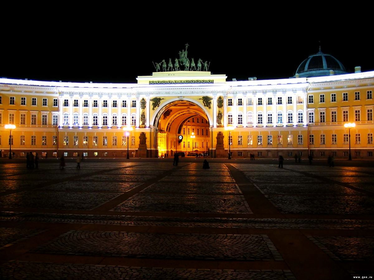 Images de fond : grand bâtiment blanc (Place du Palais, Saint-Pétersbourg, Russie)