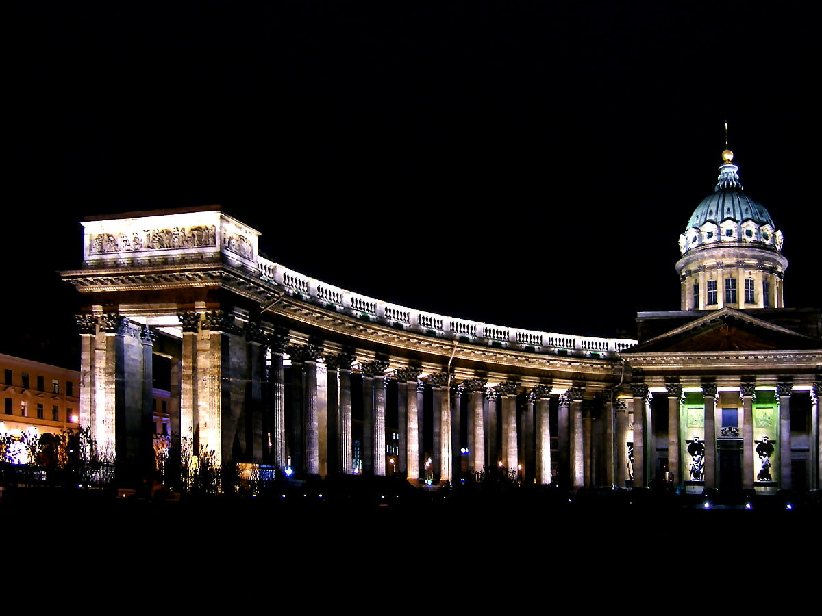Gratuit image de fond HD — bâtiment éclairé la nuit (Cathédrale Notre-Dame-de-Kazan de Saint-Pétersbourg, Saint-Pétersbourg, Russie)