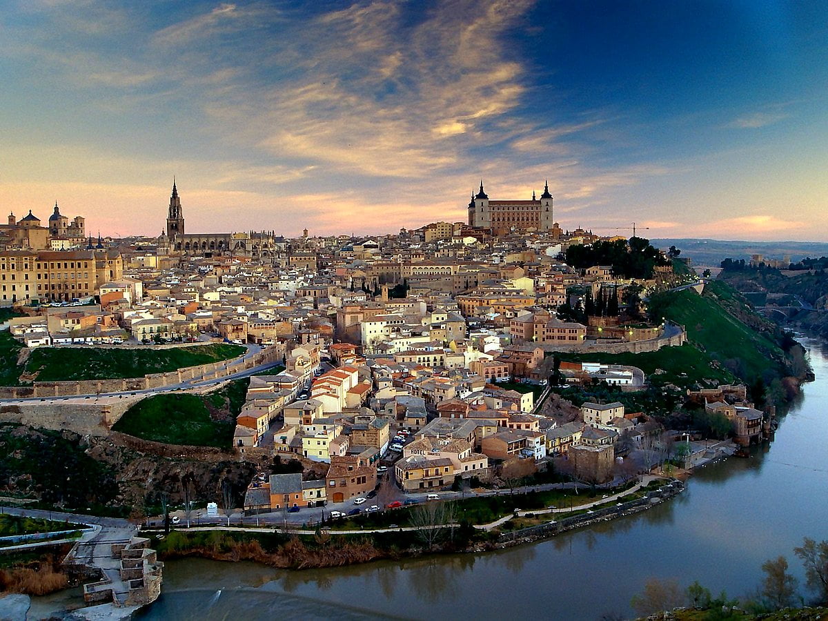 Large lake and city (Toledo, Spain) : wallpaper