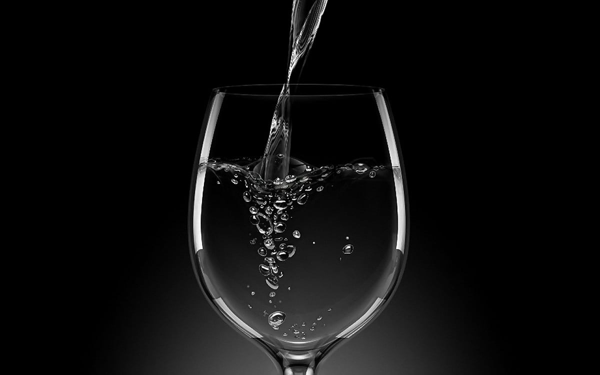 Un verre de vin / image pour fond d'écran (1600x1000)