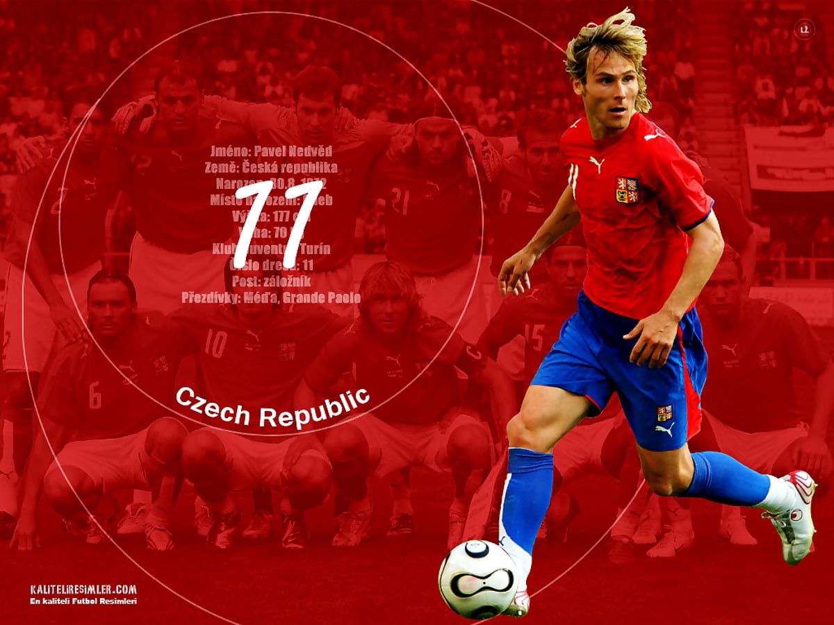 Pavel Nedvěd avec ballon de football / HD photo pour fond d'écran