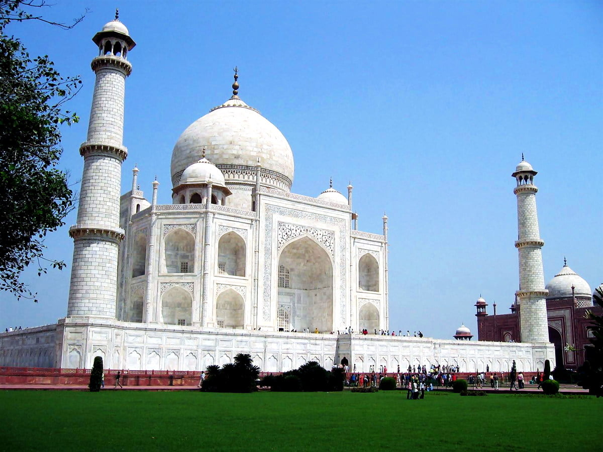 Grand bâtiment blanc et Taj Mahal (Agra, Inde)