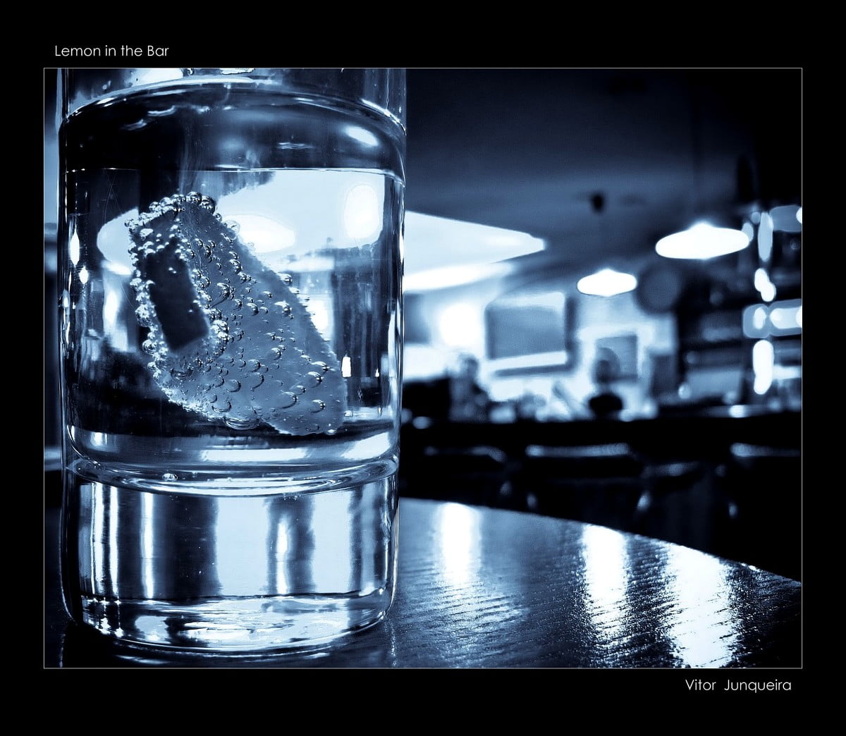 Wallpaper - glass of water on table