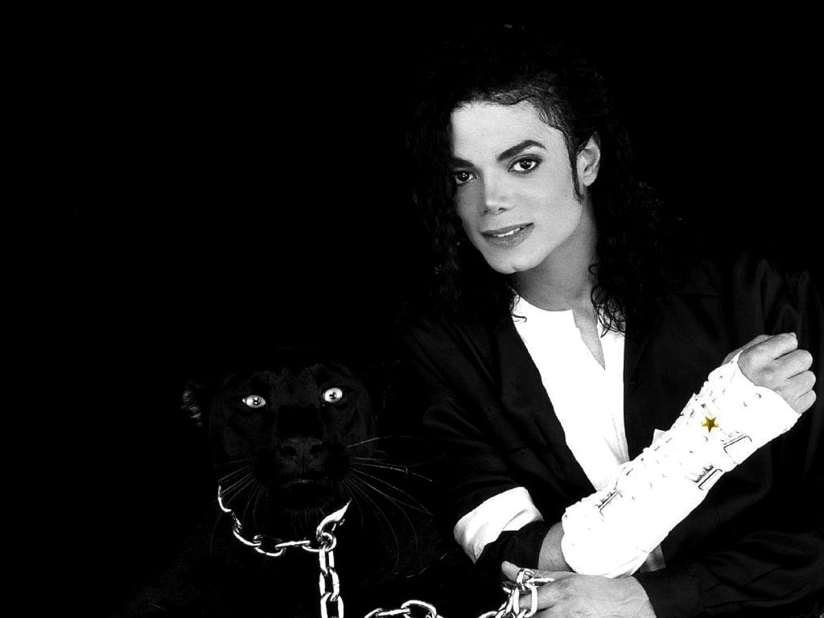 Michael Jackson tenant un chien - HD image d'arrière-plan (1600x1200)