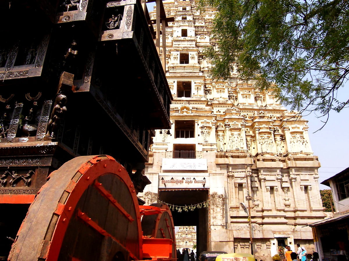 Truck that is sitting in front of building (Sri Virupaksha Temple, Hampi, India) — background
