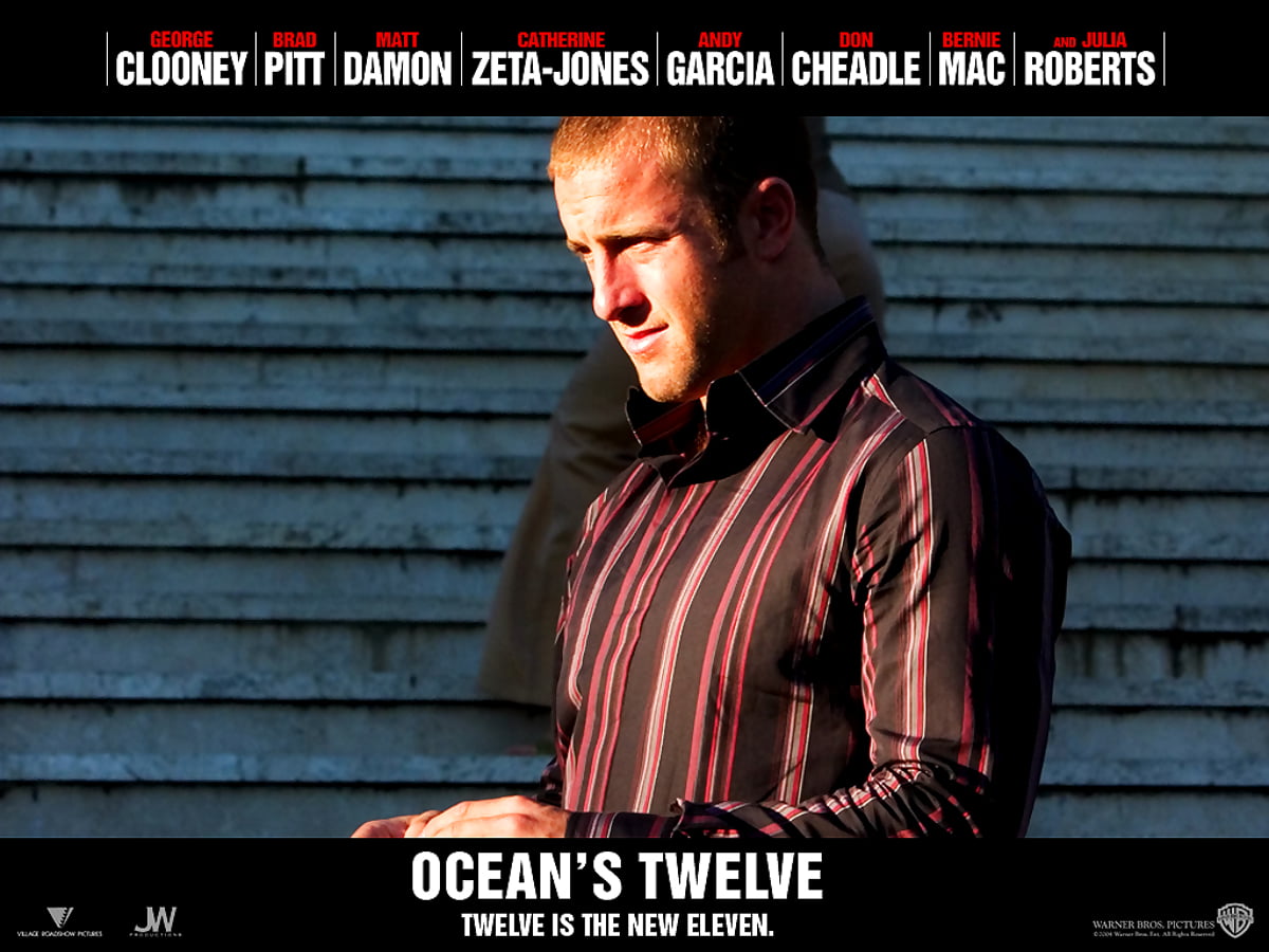 Free screen wallpaper / man standing in front of building (scene from film "Ocean's twelve")