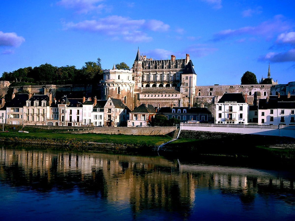 Fonds d'écran - château entouré de rivière et Château d'Amboise (Amboise, France)