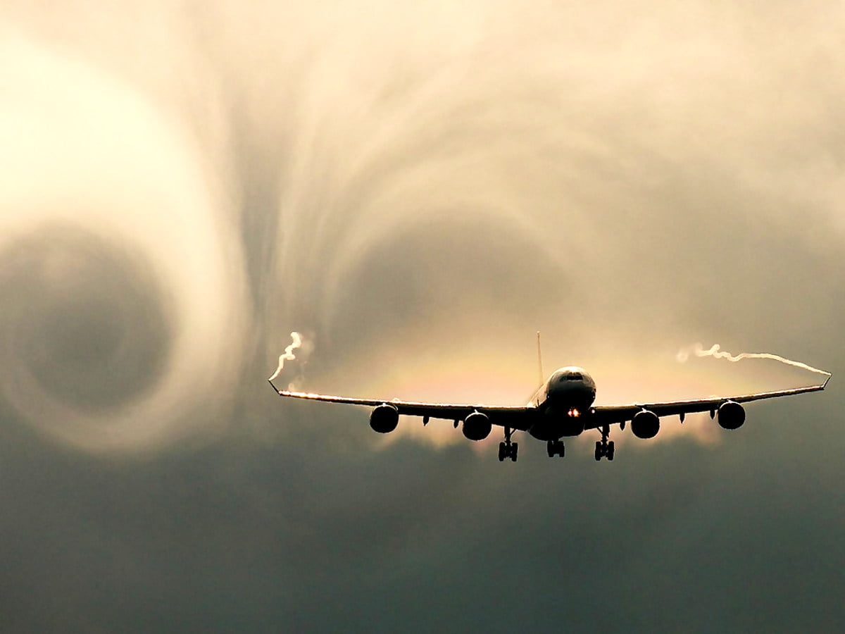 Grand jet de passagers volant dans un ciel nuageux — HD fond d'écran 1024x768