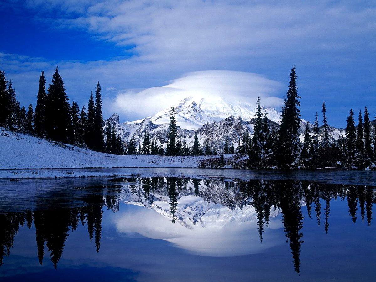 HD background image - lake surrounded by snow 1600x1200