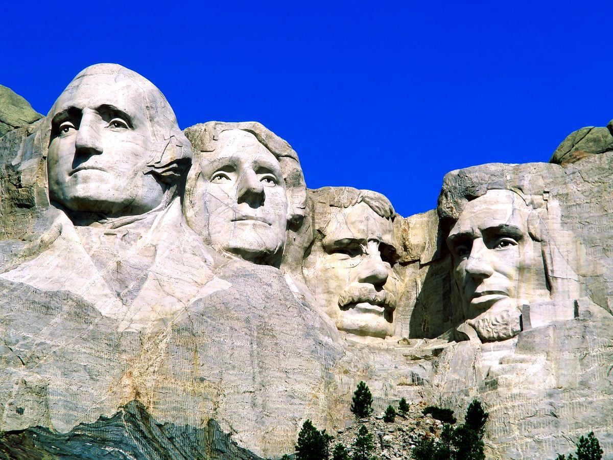 Statue de gros rocher et Mount Rushmore National Memorial (Forêt nationale des Black Hills, Dakota du Sud, États-Unis d'Amérique) — fond d'écran 1600x1200