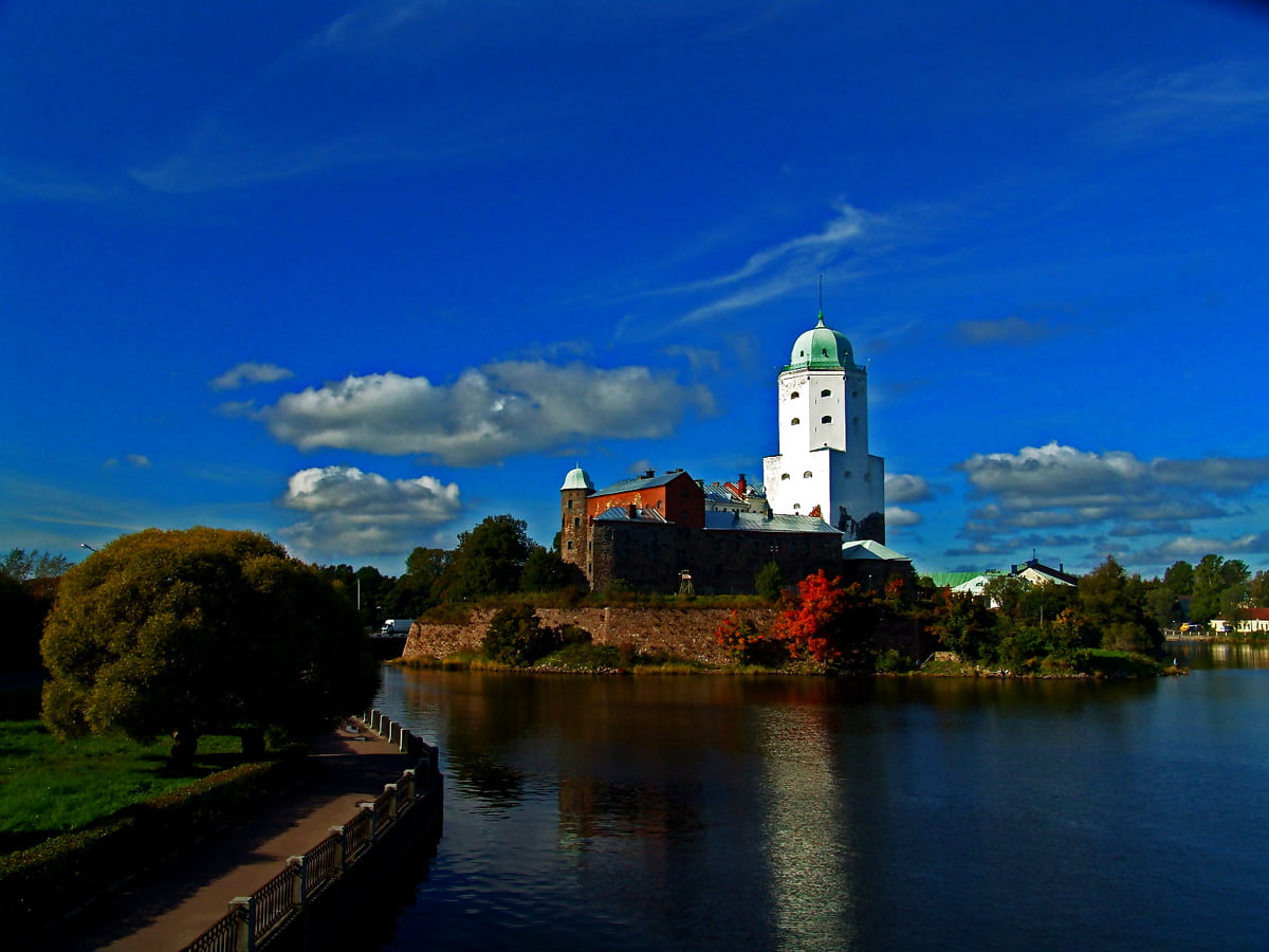 Image pour fond d'écran — château entouré de rivière (Musée d'État du château de Vyborg, Vyborg, Russie)