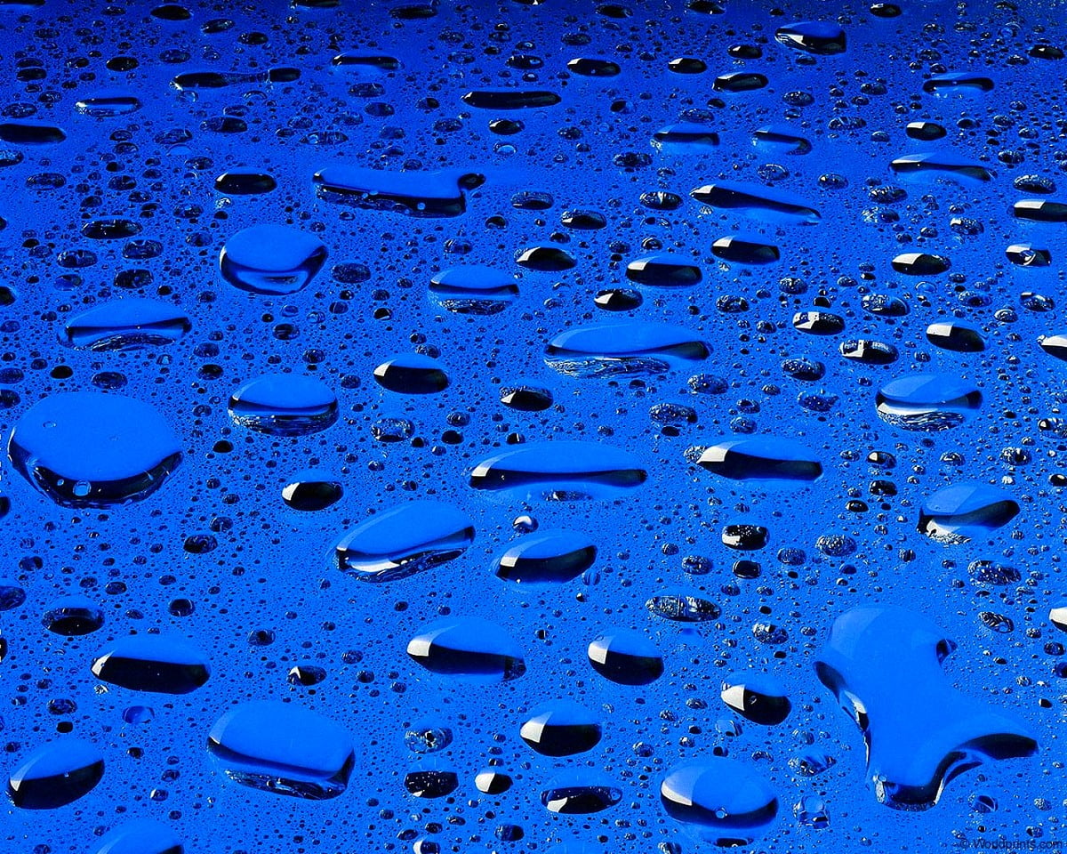 Large blue umbrella in rain : free screen wallpaper