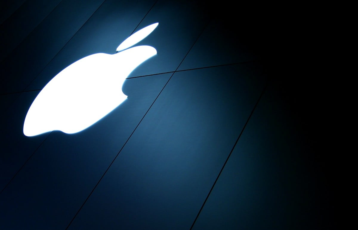 Apple logo, light, blue, lighting, darkness / free HD background image (1600x1026)