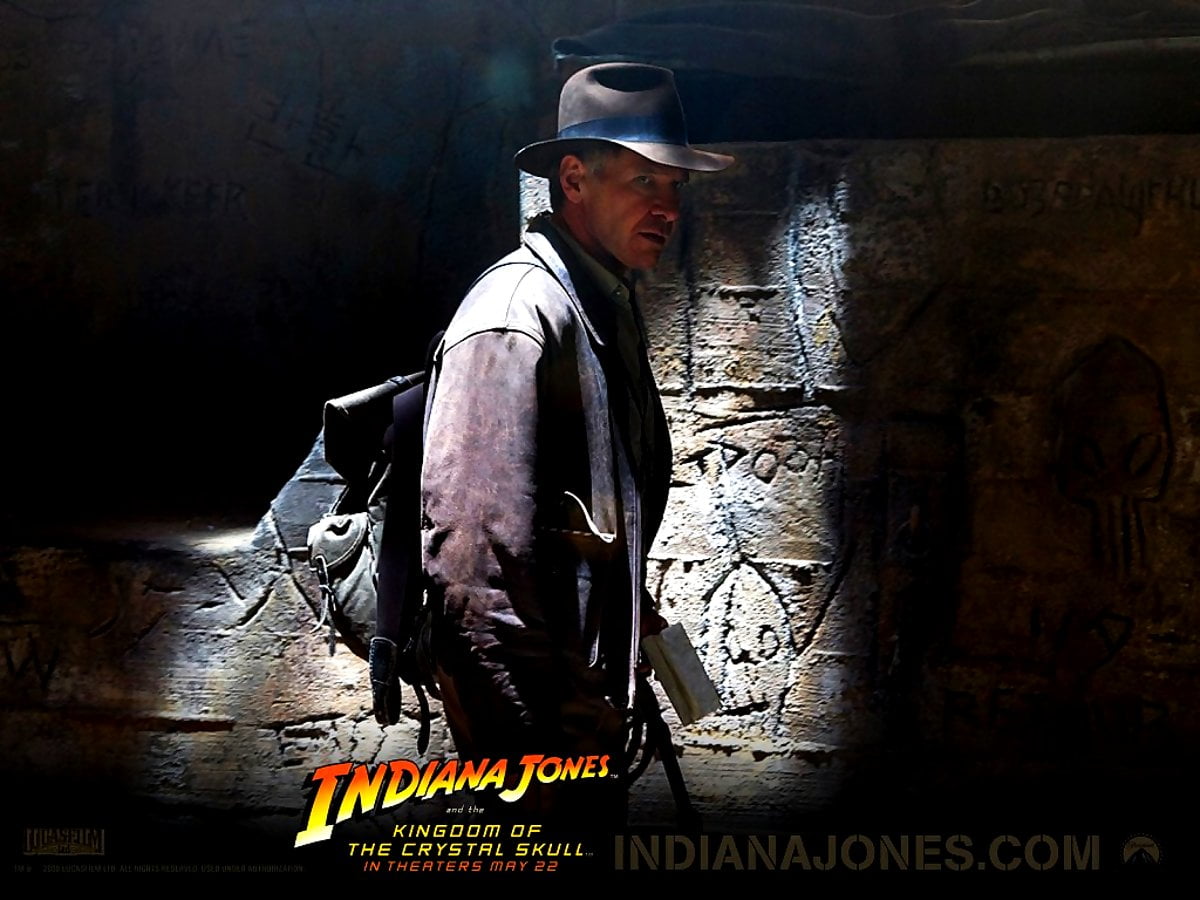 Screen wallpaper / man standing in front of building (scene from film "Indiana Jones")