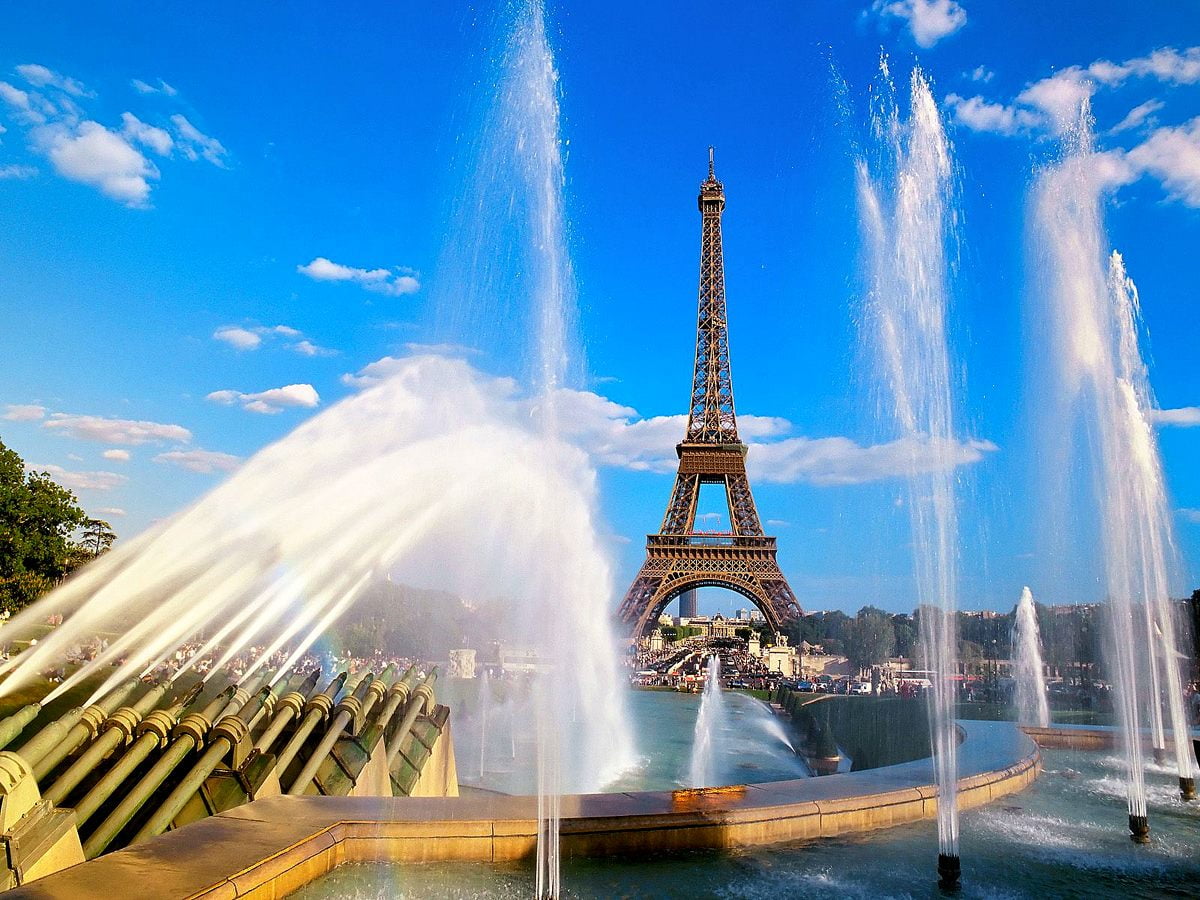 : fontaine devant le bâtiment (Trocadéro, Paris, France)