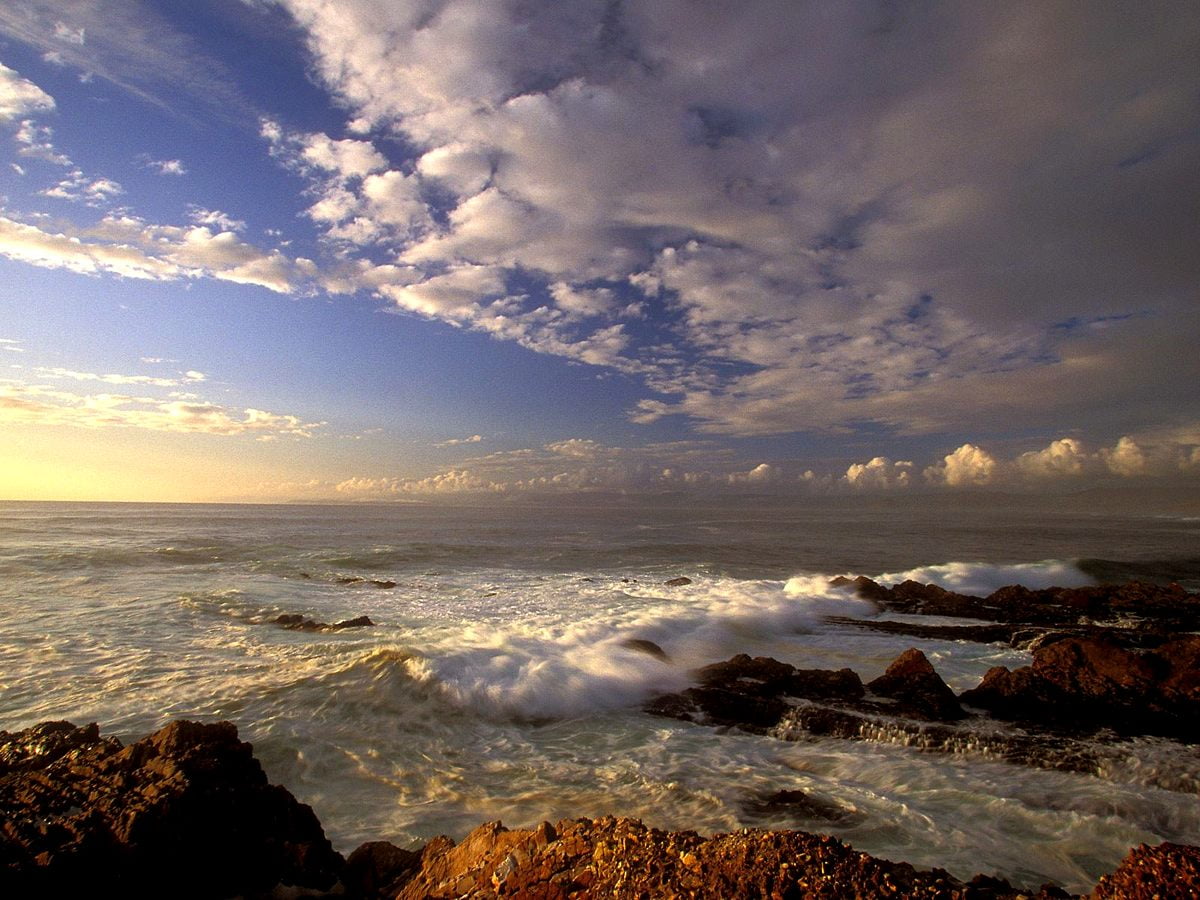 Nuages ​​dans le ciel au-dessus de la mer (Californie) : image de fond 1600x1200