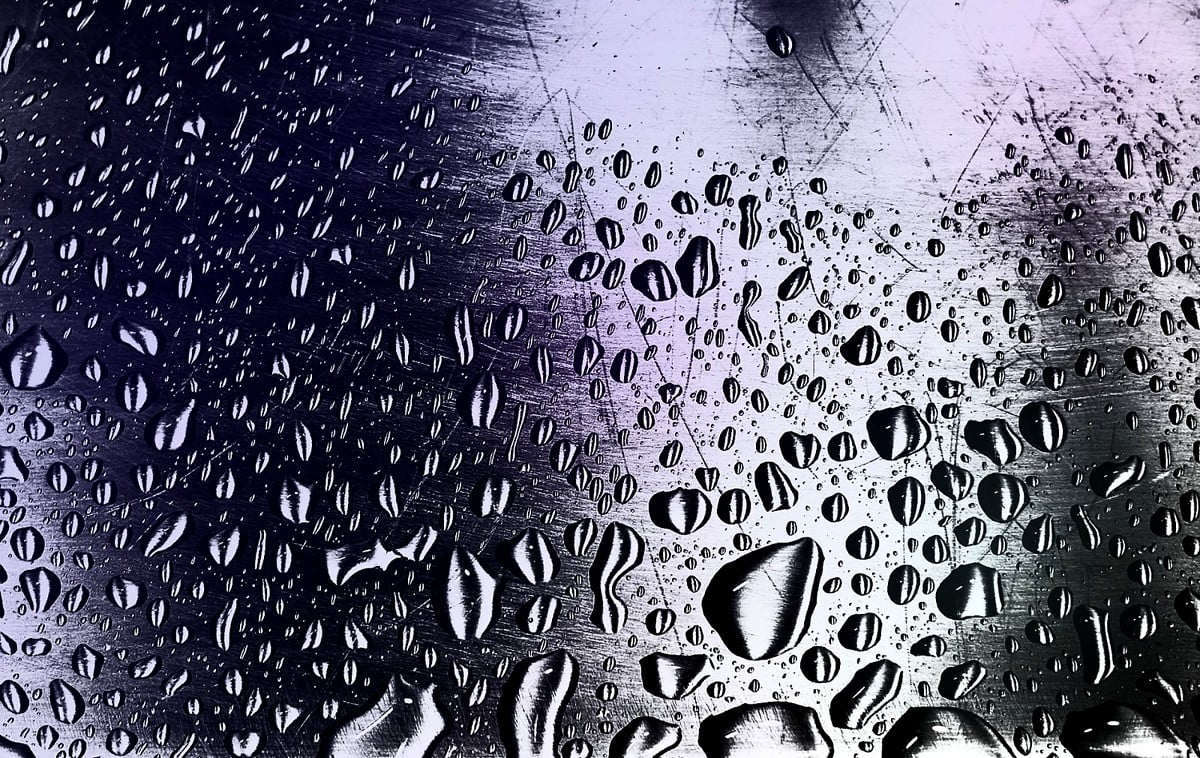 People in rain : background image