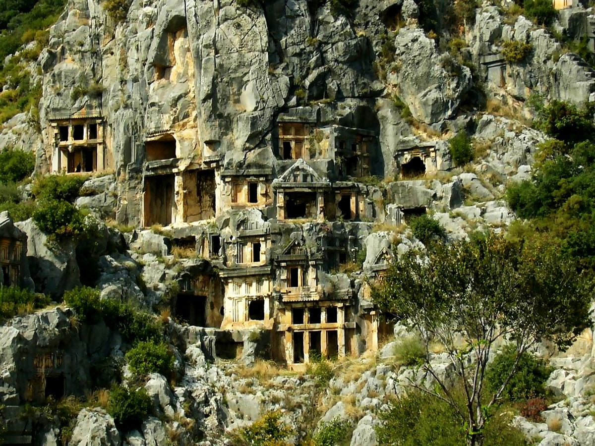 Gratuit image d'arrière-plan / grand bâtiment en pierre et montagne (Myre, Demre, Turquie)