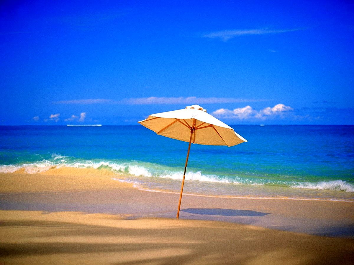 HD background image - umbrella on beach (Hawaii) 1600x1200