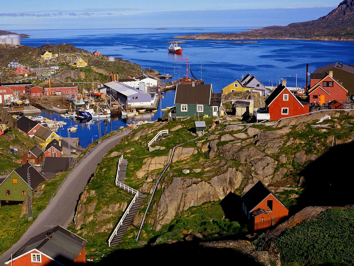 Grande plage et ville (Groenland) — gratuit fond d'écran 1600x1200