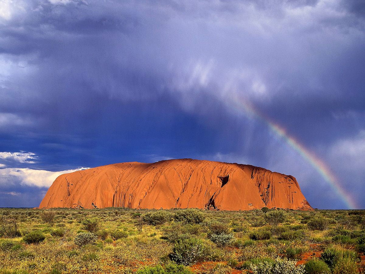 1600x1200 photos d'arrière-plan / grand champ vert et Uluru (Mutitjulu, Australie)