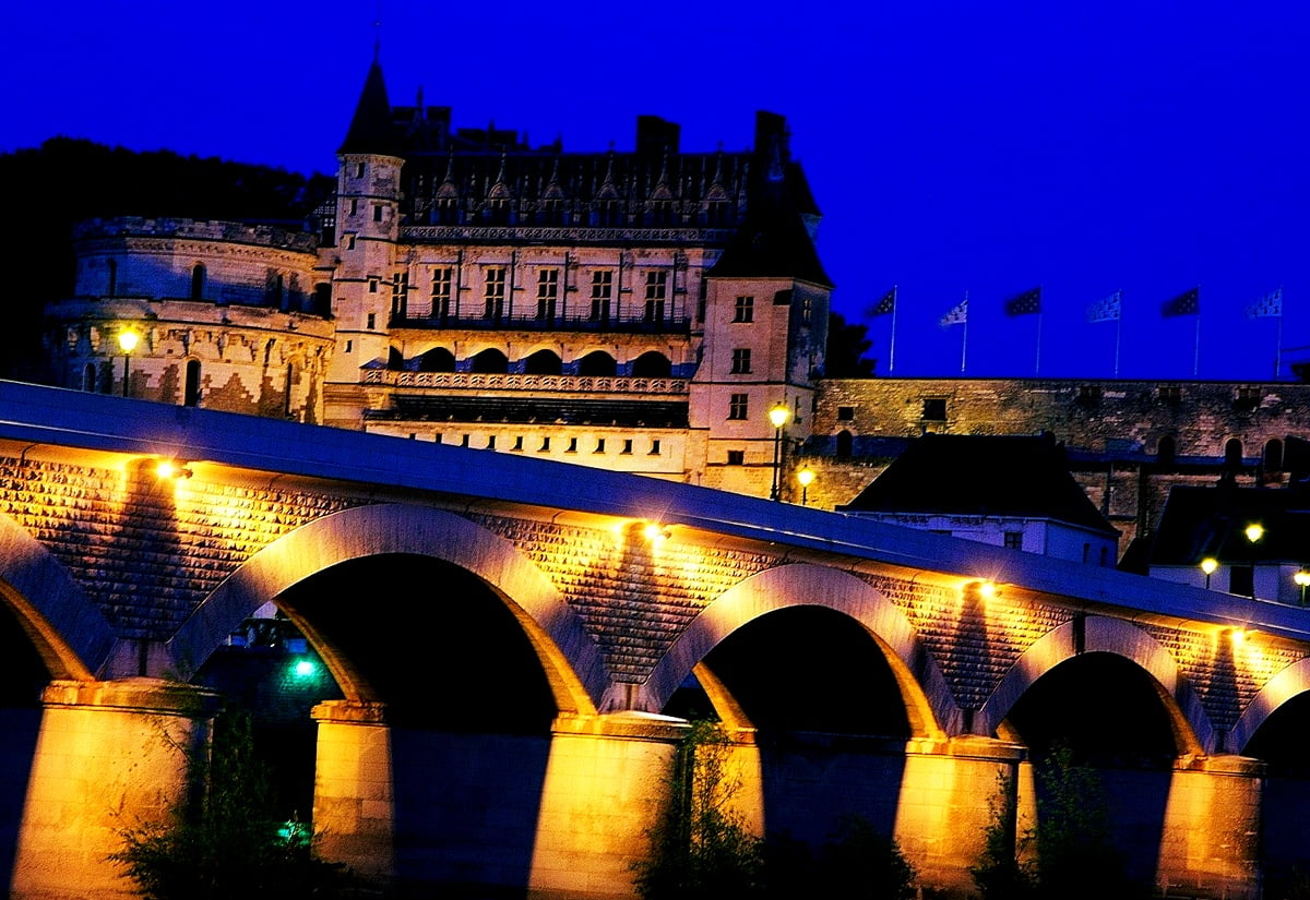 Grand pont éclairé la nuit (Château d'Amboise, Amboise, France) — images d'arrière-plan