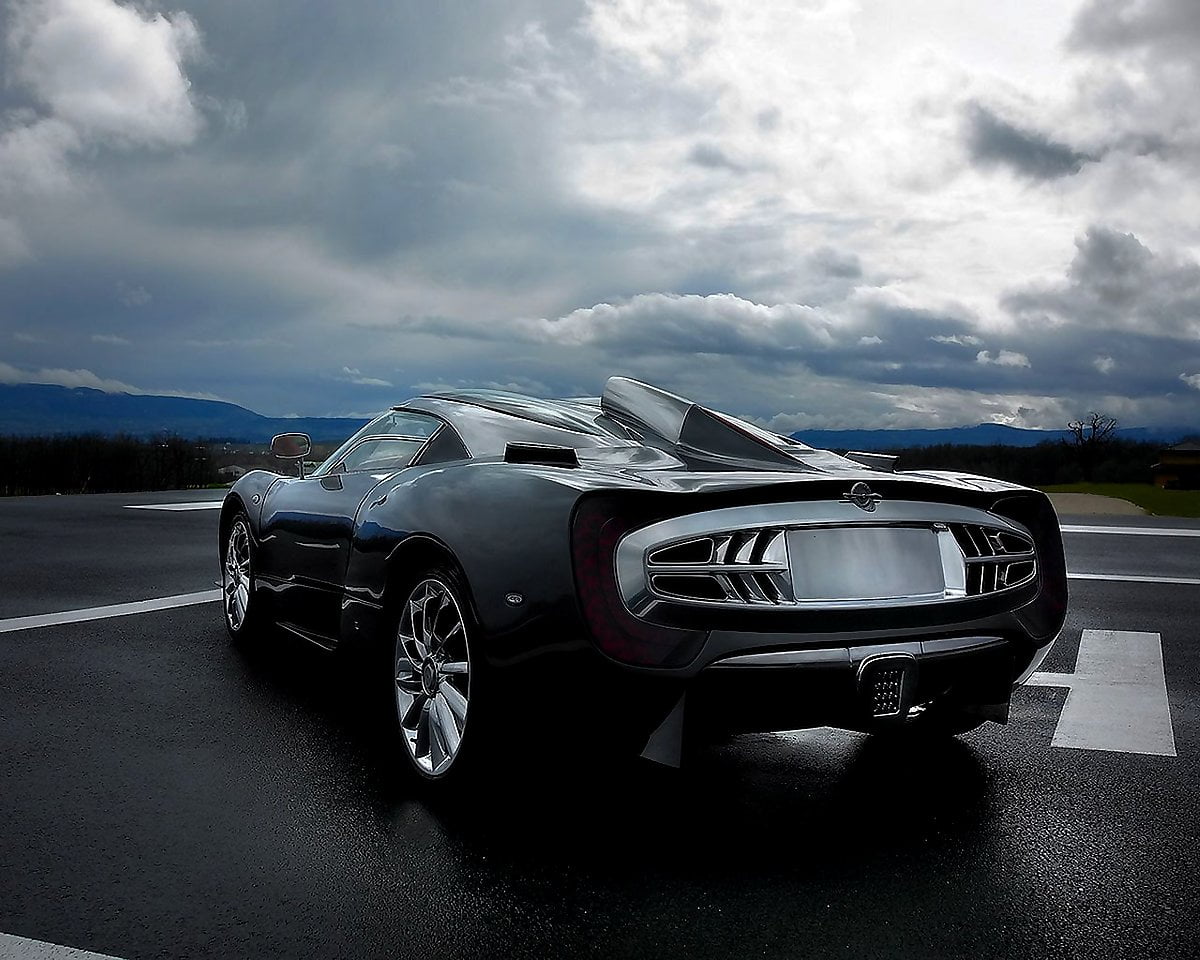 Spyker garé dans un parking - photo d'arrière-plan