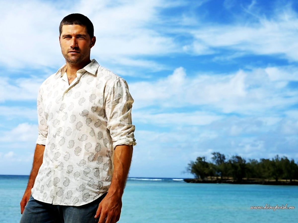 Matthew Fox standing next to beach (scene from film "Lost") / free HD backgrounds 1024x768