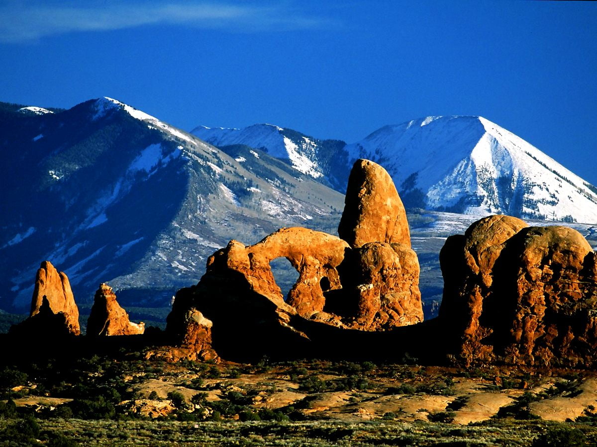 Images d'arrière-plan — tas de neige et de montagne (Parc national des Arches, Utah, États-Unis d'Amérique)