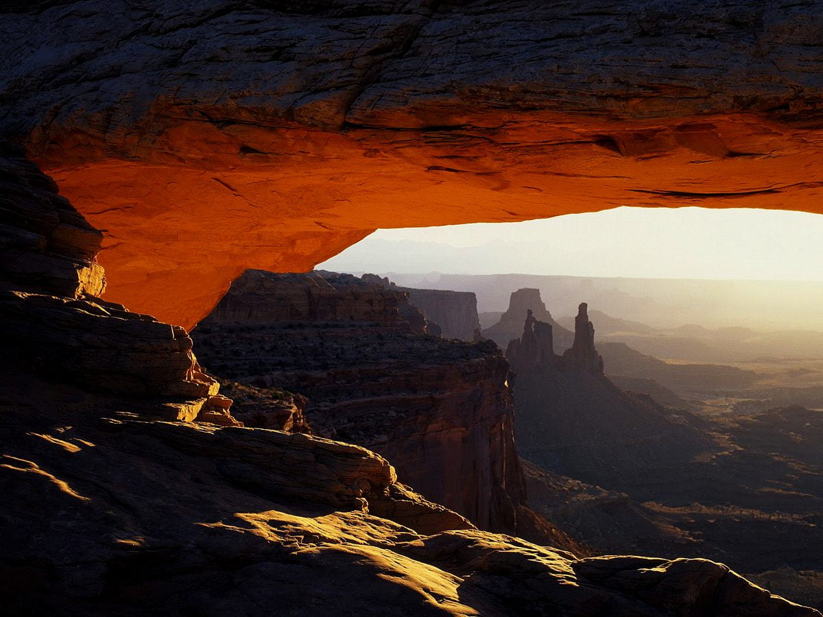 Canyon et montagne (Parc national des Canyonlands, Utah, États-Unis d'Amérique) - gratuit fond d'écran 1600x1200