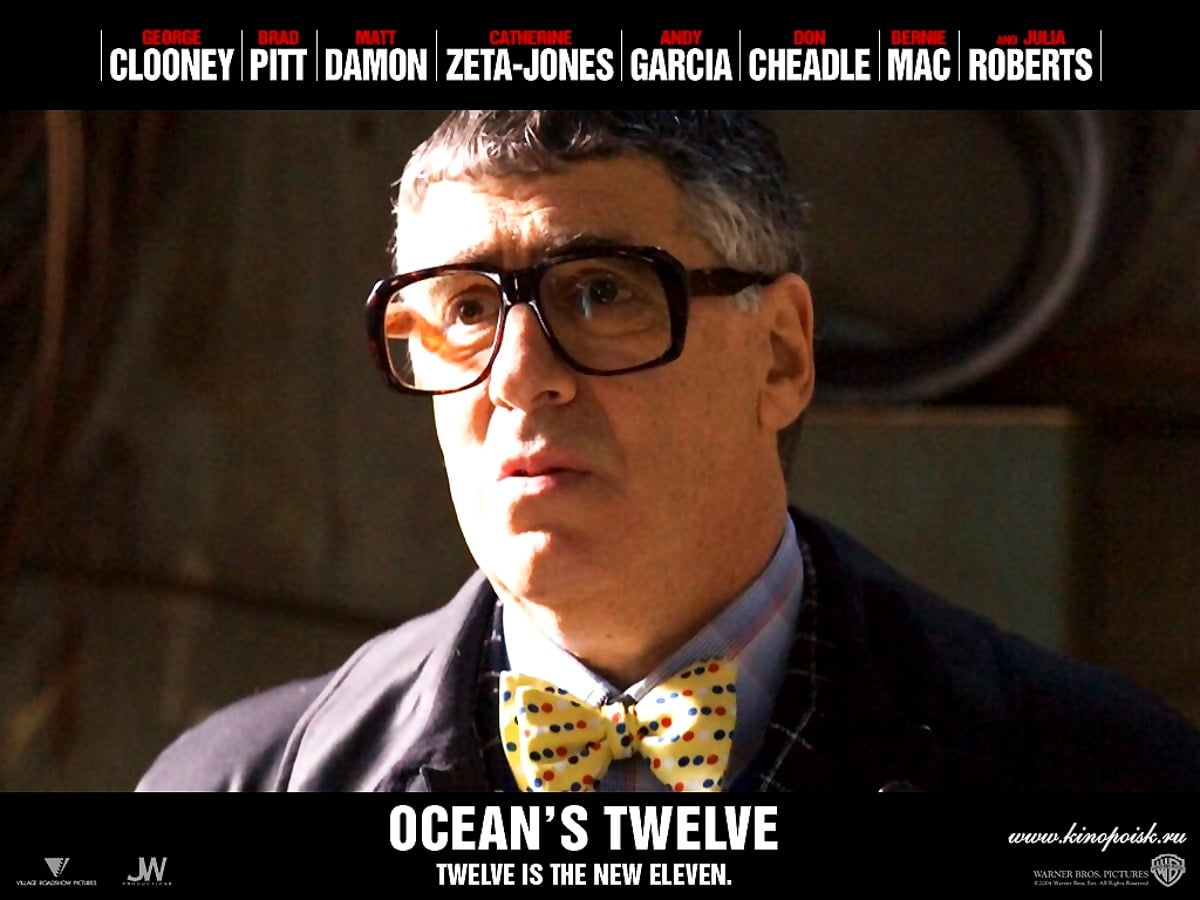 Background - man wearing suit and tie (scene from film "Ocean's twelve")