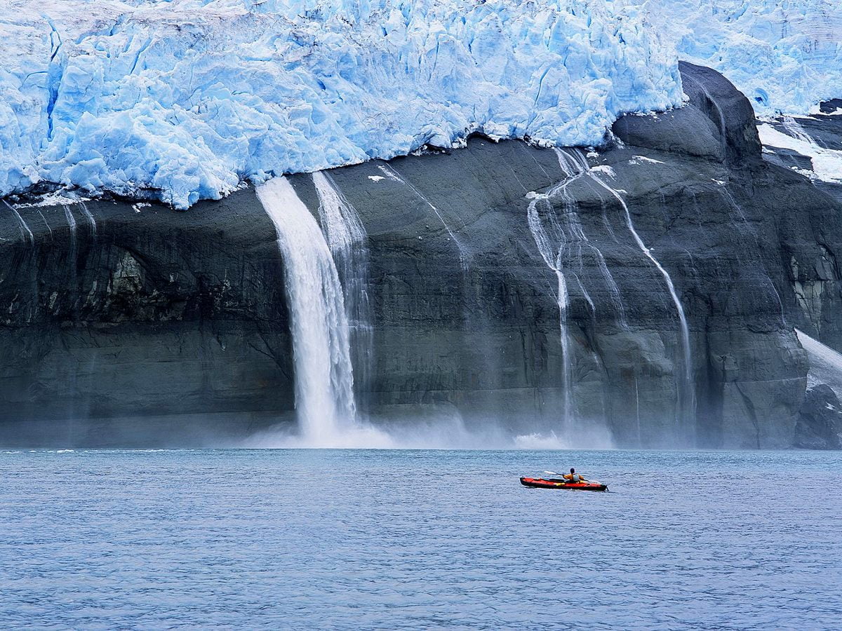 Fonds d'écran - grande cascade sur plan d'eau (Alaska)