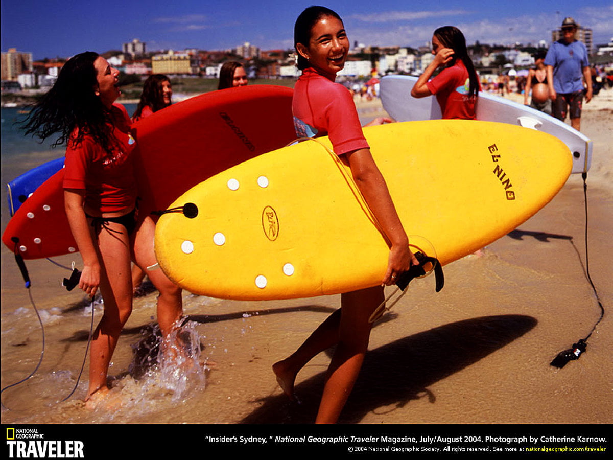 Gratuit image d'arrière-plan / gens qui marchent sur la plage tenant une planche de surf