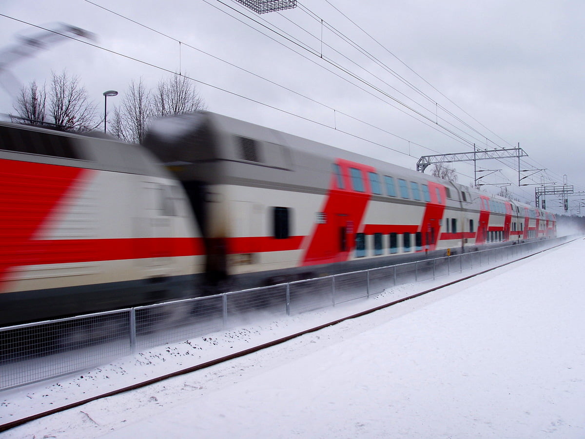 Train rouge et blanc à la gare : image pour fond d'écran