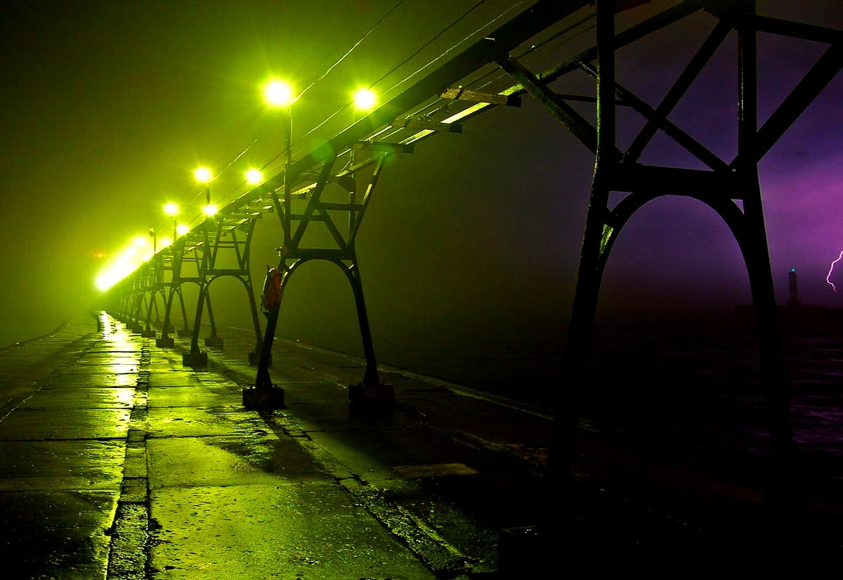 Pont éclairé la nuit — fond d'écran (1600x1100)
