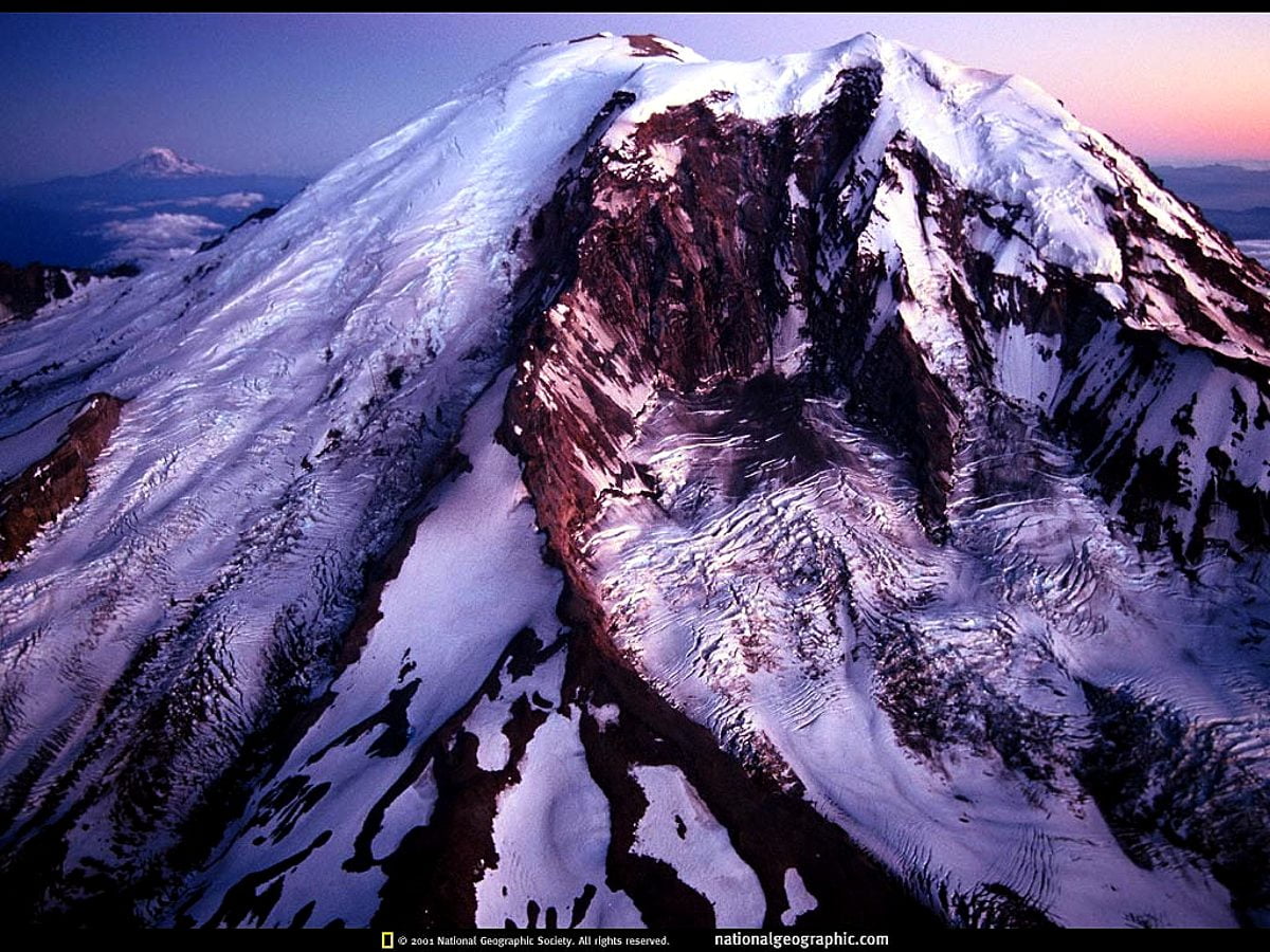 Montagne couverte de neige - image pour fond d'écran (1024x768)