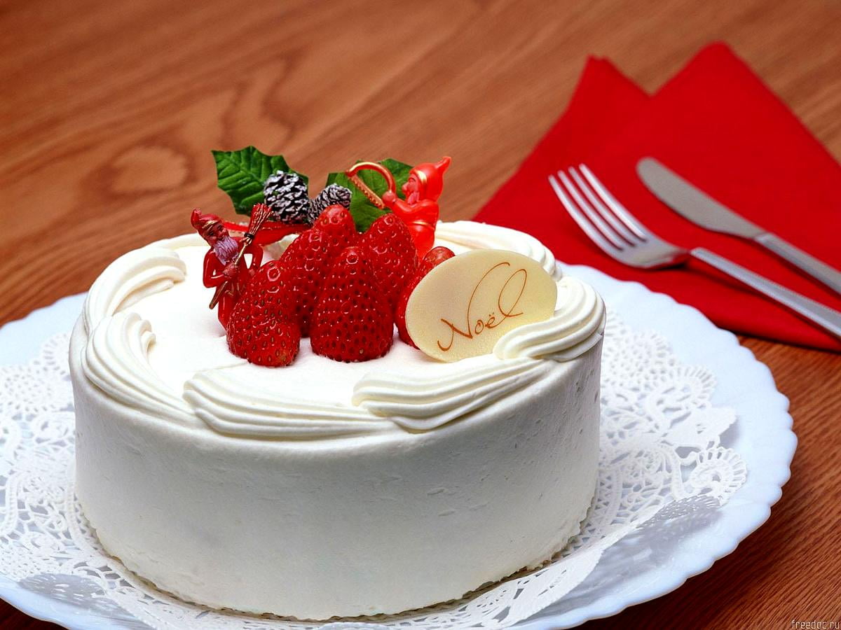 Assiette blanche garnie de morceau de gâteau sur la table — photo d'arrière-plan 1600x1200
