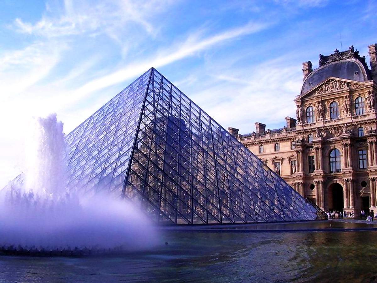 World famous building. Лувр. Париж. Фонтаны Лувра. Лувр фонтан. Архитектура Парижа.