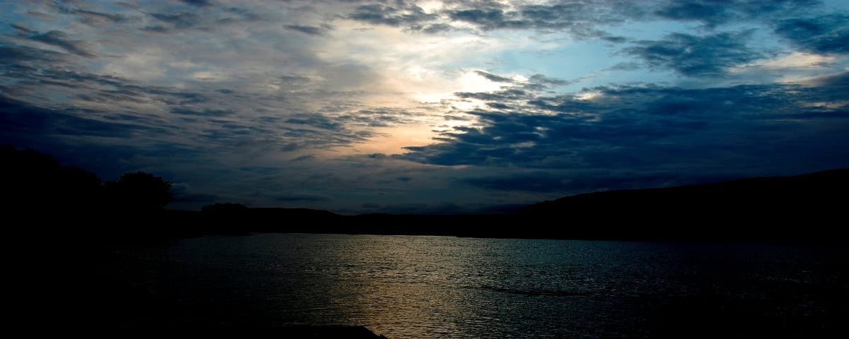 Gratuit image pour fond d'écran / coucher de soleil sur le lac (2560x1024)