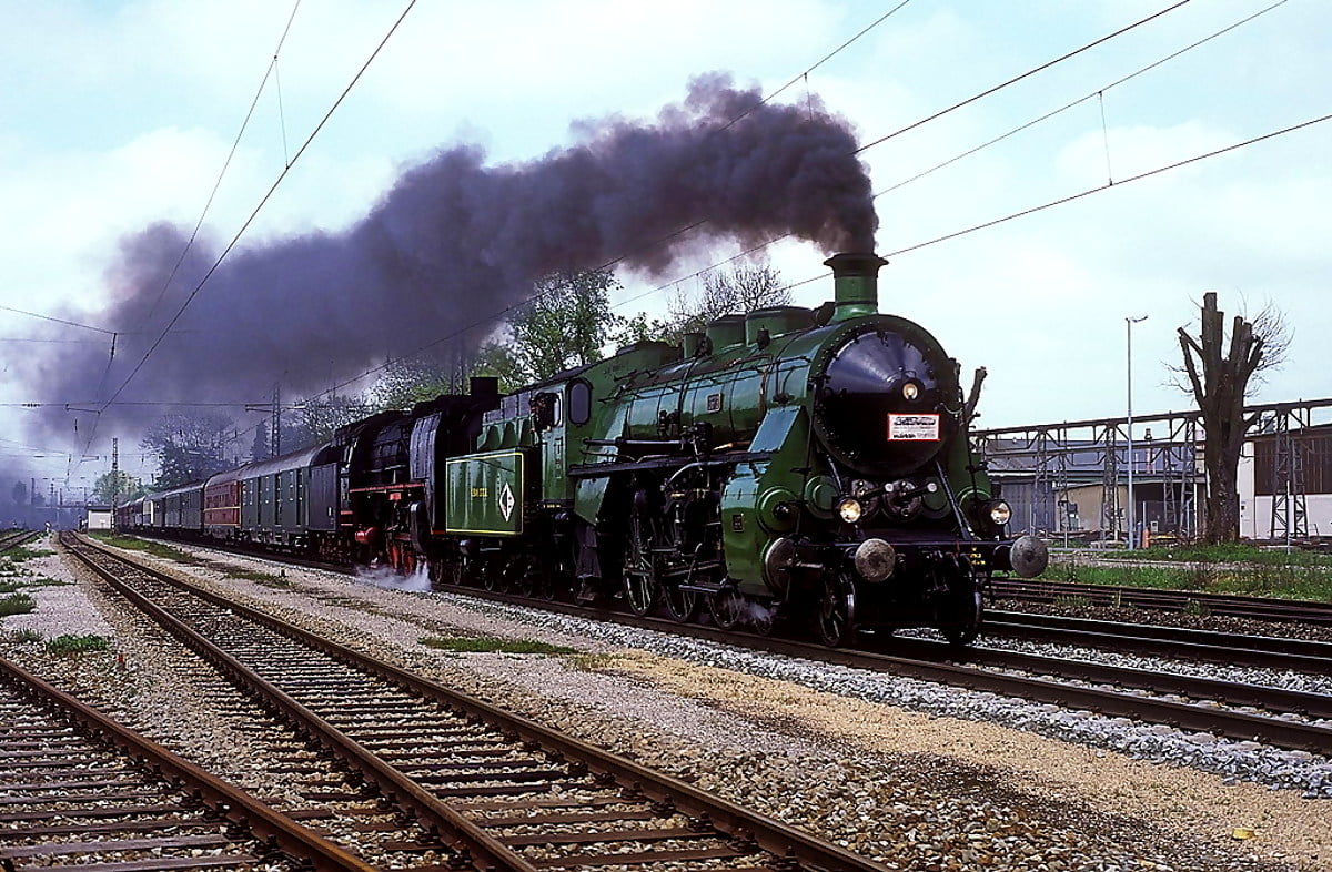 Train à vapeur sur la bonne voie avec de la fumée qui en sort / gratuit photo pour fond d'écran