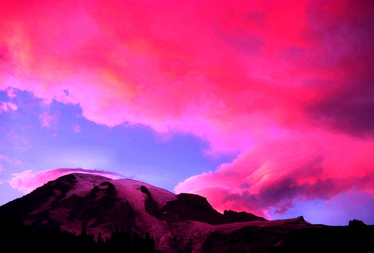 Clouds in front of mountain / free wallpaper 1600x1085