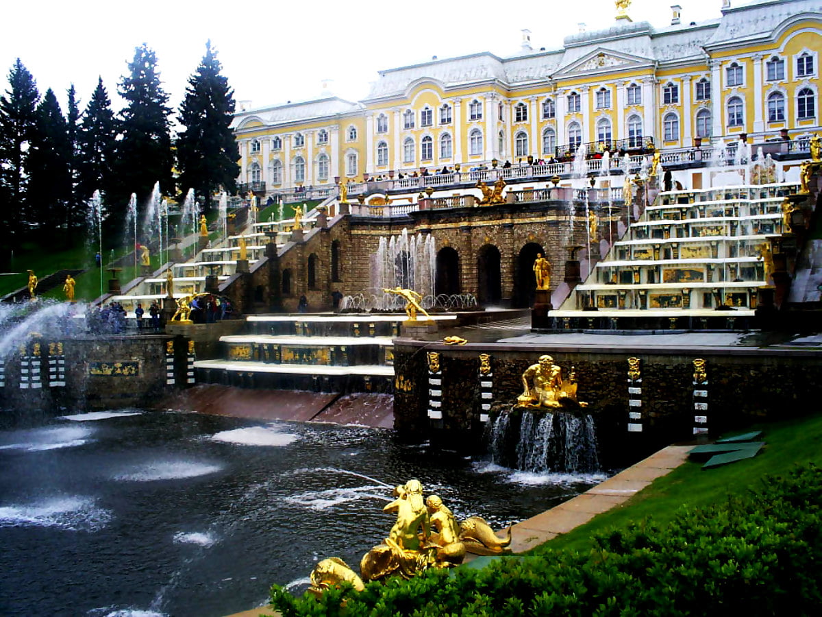 Rivière et palais de Peterhof (Grand Palais de Peterhof, Saint-Pétersbourg, Russie) — HD fond d'écran 1024x768
