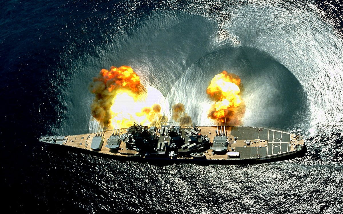Fumée sortant de l'eau et USS Iowa (BB-61) — HD fond d'écran 2560x1600
