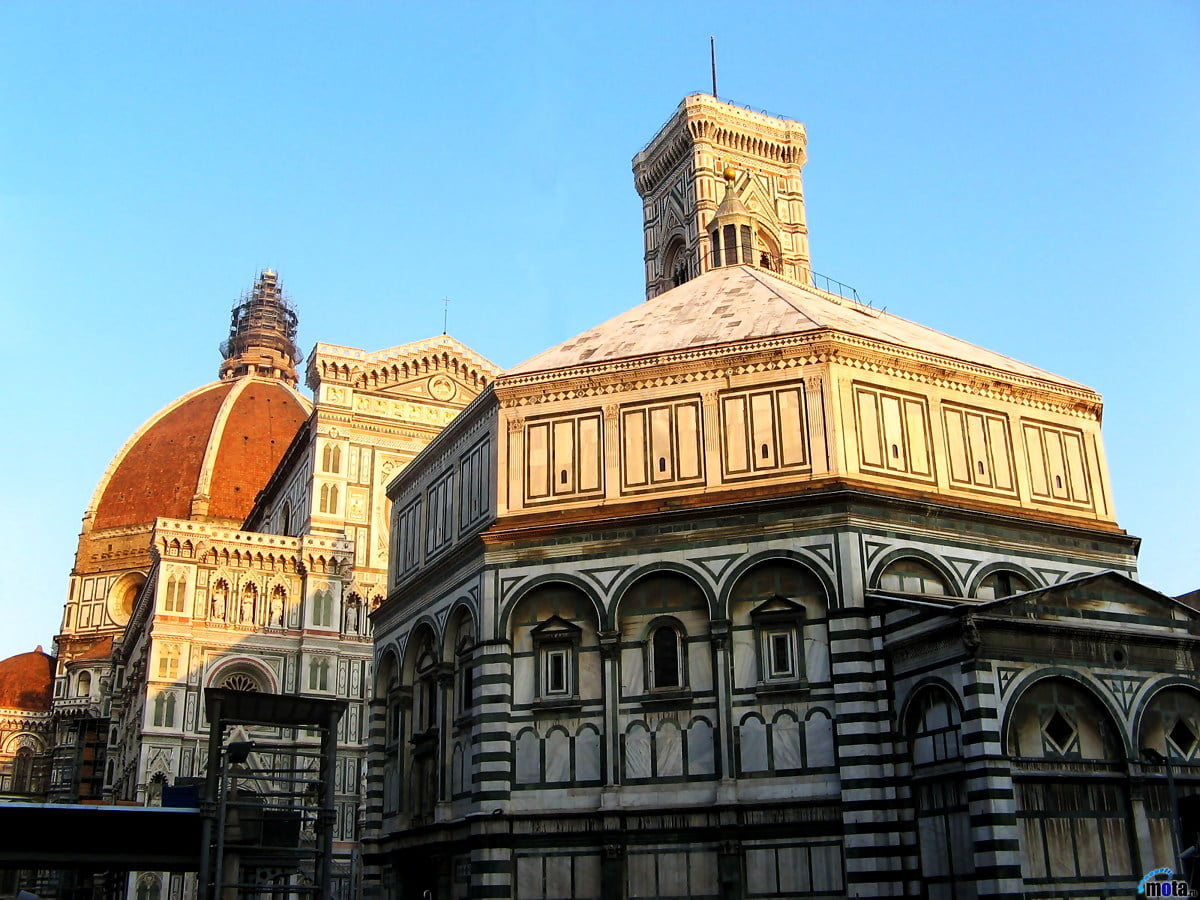 Grande tour de l'horloge devant le bâtiment (Cathédrale Santa Maria del Fiore, Florence, Italie) - images d'arrière-plan