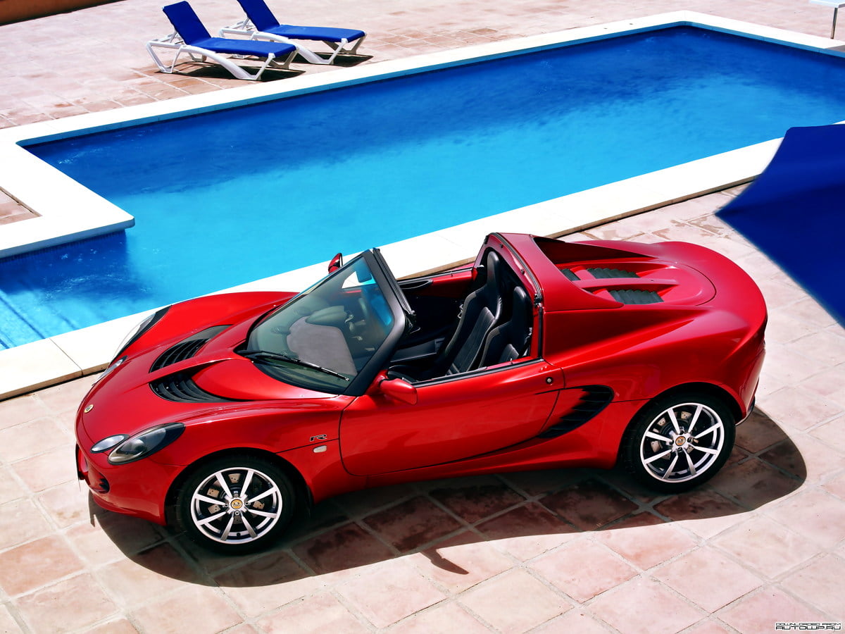 2048x1536 wallpaper - red Lotus parked by pool