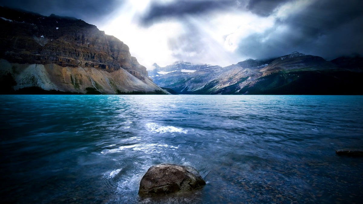 Water next to rock (Banff National Park, Alberta, Canada) — wallpaper 1600x900