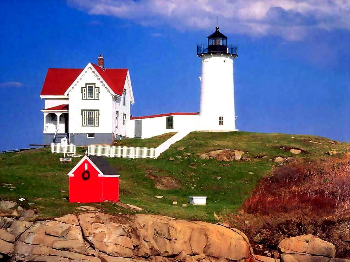 HD background image - stone building and Cape Neddick Light (Cape Neddick Lighthouse, York, Maine, United States of America) 1600x1200