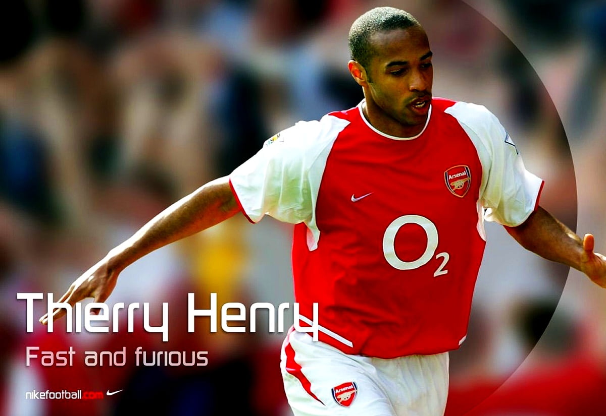 Thierry Henry avec ballon rouge - fonds d'écran