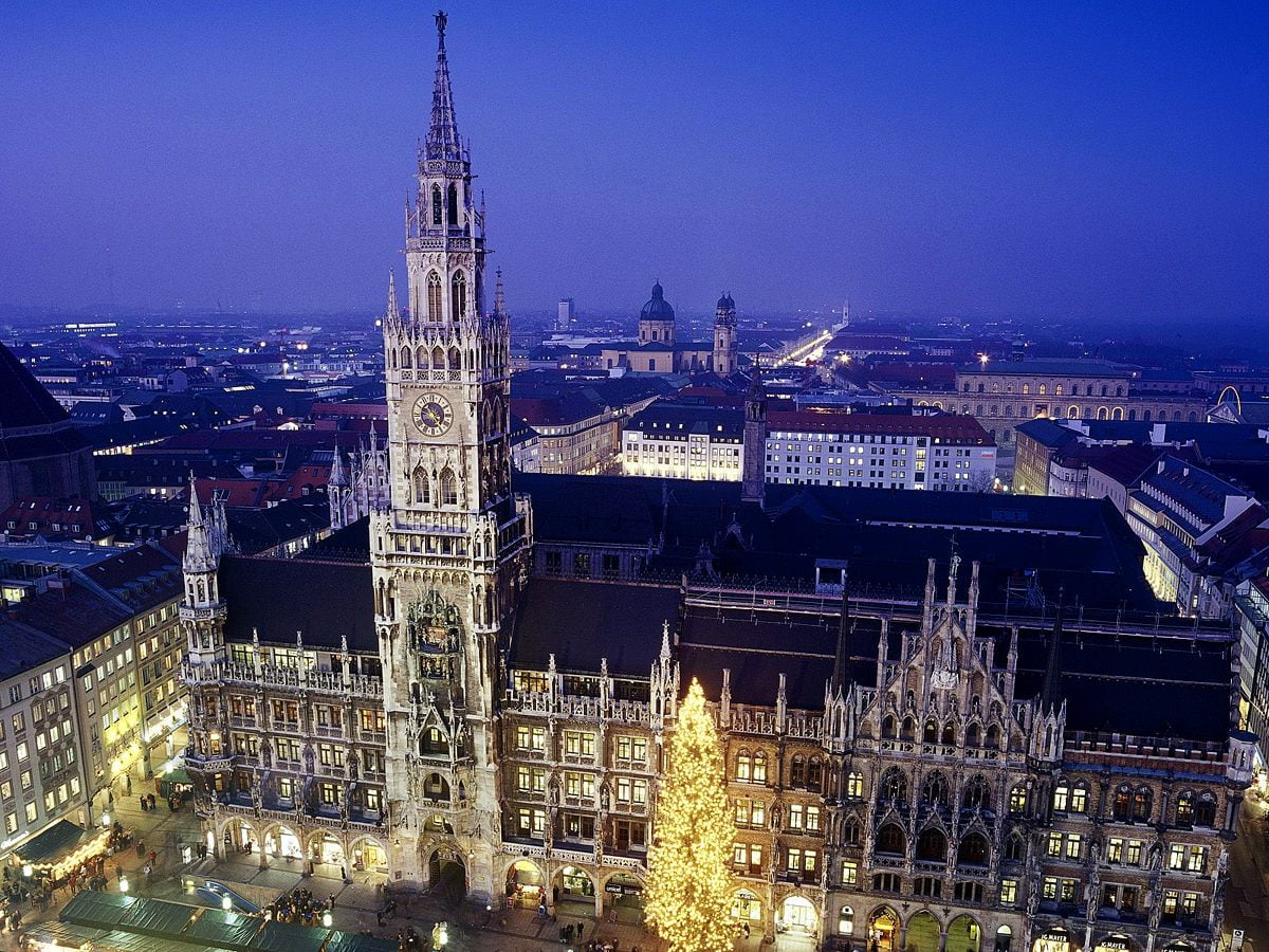 Grande tour de l'horloge dominant la ville (Nouvel hôtel de ville, Munich, Allemagne) :